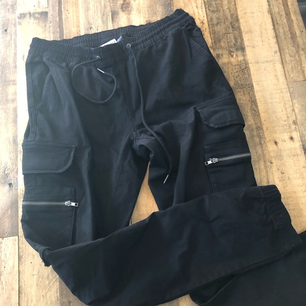 Men’s black cargo joggers